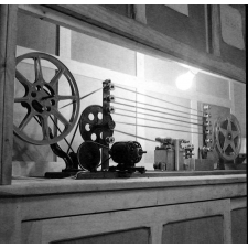 Enseignement audiovisuel : un dérouleur de bandes.
