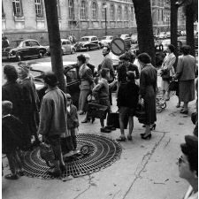 Rentrée scolaire, 1956 : élèves et parents dans la rue