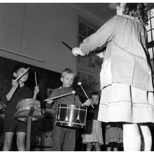Enseignement musical. La répétition d'un orchestre d'élèves de maternelle.