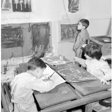 Ecole maternelle à Paris : peinture sur un thème musical