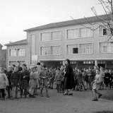 Groupe scolaire intercommunal, Nancy : la cour des garçons à l'heure de la récréation. 