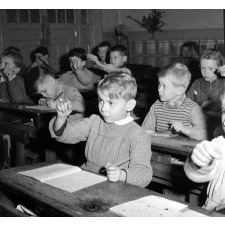 Ecole de garçons, rue Montcenis : exercices d'écriture dans la classe