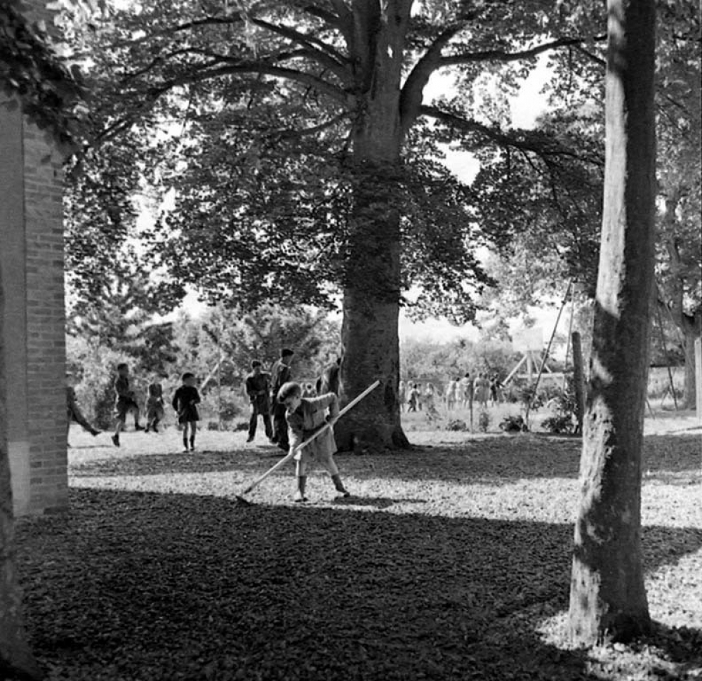 Crucey : Les enfants de l'école du village (garçons et filles sont séparés) se livrent à des activités de plein air