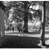 Crucey : Les enfants de l'école du village (garçons et filles sont séparés) se livrent à des activités de plein air