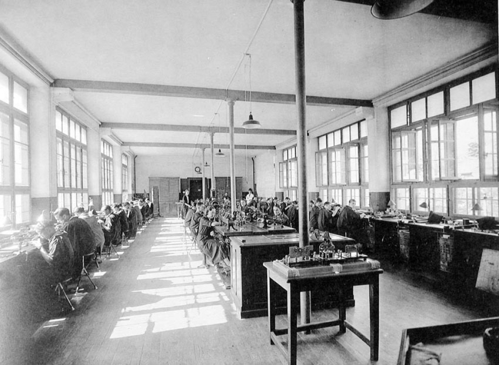 Ecole Nationale d'Horlogerie. Petite Mécanique - Électricité. Ecole Primaire Supérieure Préparatoire. Cluses (Haute-Savoie). 1937.