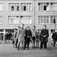 Groupe scolaire intercommunal, Nancy : la cour des garçons à l'heure de la récréation.