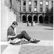 Vie étudiante à Paris : la cour de la Sorbonne, étudiants