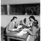 Enseignement audio-visuel. Lecture de documents pour la classe à la radio. Jean Deschamp.