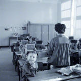 Ecole primaire. L'institutrice procède à une vérification orthographique sur ardoise.