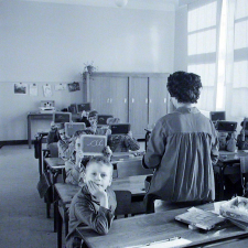 Ecole primaire. L'institutrice procède à une vérification orthographique sur ardoise.