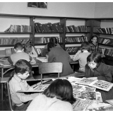 Bibliothèque des enfants, place Parmentier, Paris : lecture de bandes dessinées.