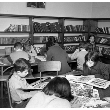 Bibliothèque des enfants, place Parmentier, Paris : lecture de bandes dessinées.