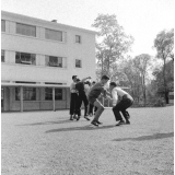 Ecole primaire de la Seine : les jeux lors de la récréation dans la cour.