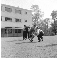 Ecole primaire de la Seine : les jeux lors de la récréation dans la cour.