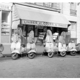 Vie étudiante à Paris : scooters devant la faculté de droit
