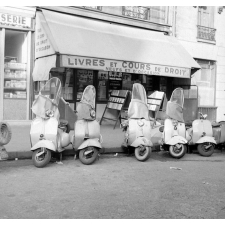 Vie étudiante à Paris : scooters devant la faculté de droit