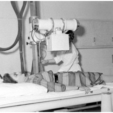 Une Etudiante, la radiographie : médecine préventive universitaire