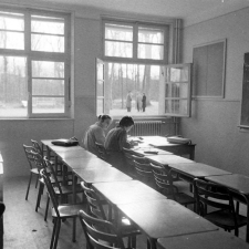Lycée-pilote mixte de Montgeron. Une salle de classe avec deux élèves.