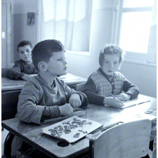 Ecole primaire. L'apprentissage de l'écriture et de la lecture par des méthodes actives : la composition des mots grâce à des lettres mobiles.