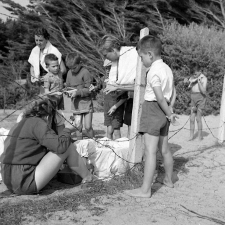 Colonie d'Erquy, oeuvres laïques de la ville de Saint-Brieuc : le goûter.