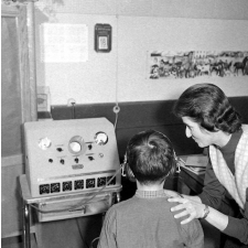 Classe de mal-entendants de Lestrade : une orthophoniste teste l'audition d'un élève.