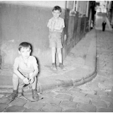 Ceux qui ne partent pas en vacances : enfants à Montmartre en été