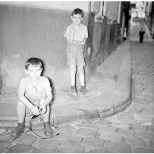 Ceux qui ne partent pas en vacances : enfants à Montmartre en été