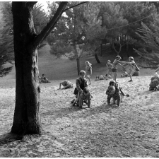Colonie d'Erquy, œuvres laïques de la ville de Saint-Brieuc : jeux dans le parc