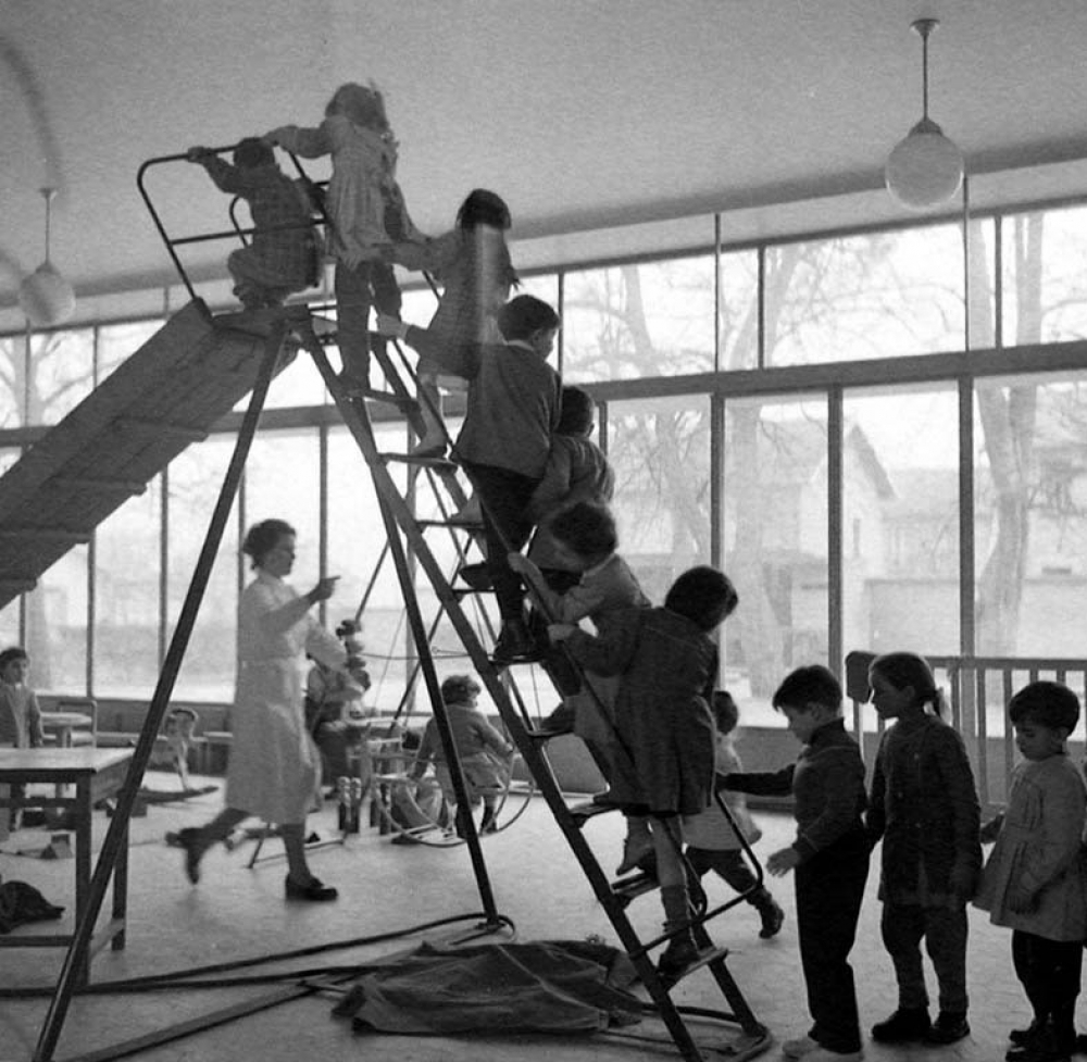 Ecole maternelle de Meudon : la salle de jeux. Le toboggan.
