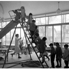 Ecole maternelle de Meudon : la salle de jeux. Le toboggan.