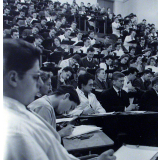 Faculté de médecine et de pharmacie : Les étudiants dans le grand amphithéâtre