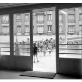 Rentrée scolaire : l'école maternelle de la rue Lamarck. Les élèves dans la cour.