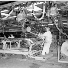 Régie Renault : la chaîne de montage des Dauphines