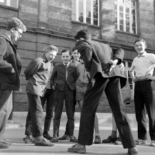 Voyage scolaire de fin d'année : Classe de garçons de Corbeil : Jeu des ciseaux