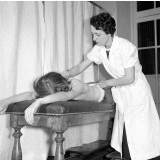 Service de la jeunesse et des sports : la rééducation neuro-motrice. La friction au gant de crin après la leçon.