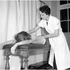 Service de la jeunesse et des sports : la rééducation neuro-motrice. La friction au gant de crin après la leçon.