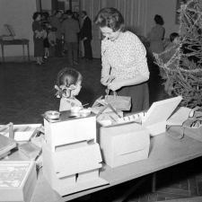 Arbre de Noël : remise d'un jouet à une enfant