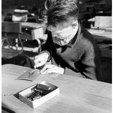 Méthode Freinet : l'apprentissage de l'imprimerie et la réalisation d'un journal scolaire. L'écriture d'un article. Un élève réalise un dessin sur une planche.