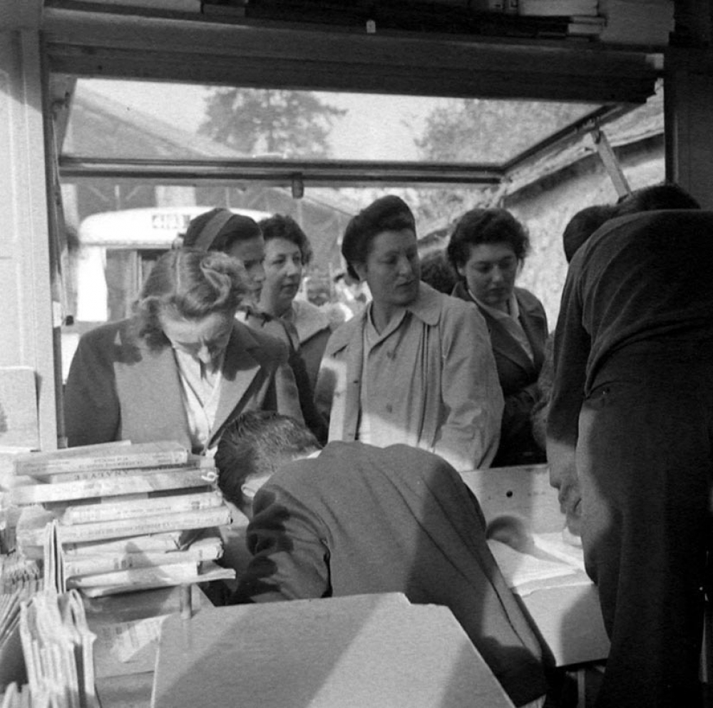 Rentrée scolaire au nouveau lycée-collège d'Orsay : La fourniture du matériel scolaire (cahiers et livres)