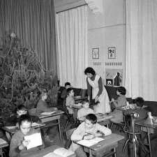 Classe de mal-entendants de Lestrade : les élèves et la maîtresse, dans une salle décorée pour Noël, lors de la leçon de calcul. 