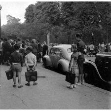 Rentrée scolaire, 1956 : élèves et parents dans la rue
