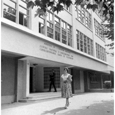 Centre National d'Enseignement Par Correspondance, Radio et Télévision. La façade.