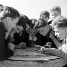 Voyage scolaire de fin d'année : Classe de garçons de Corbeil : Le Havre : Lecture de plan