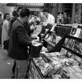 Rentrée scolaire : le boulevard Saint-Michel. La foule devant les étalages des libraires.