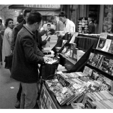 Rentrée scolaire : le boulevard Saint-Michel. La foule devant les étalages des libraires.
