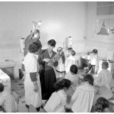 Ecole maternelle de Paris, l'enseignement ménager. L'apprentissage culinaire.