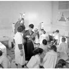 Ecole maternelle de Paris, l'enseignement ménager. L'apprentissage culinaire.