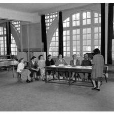 Ecole primaire de la Seine : entretien devant un jury dans une école.