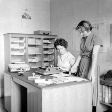 Centre National d'Enseignement Par Correspondance, Radio et Télévision. Le secrétariat de direction.