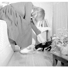 Institution publique d'éducation surveillée : vie familiale à l'internat. Janine dans sa chambre avec son chat.